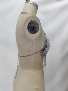Vista laterale di un elegante reggiseno a catena in rilievo su un manichino con catene argento.