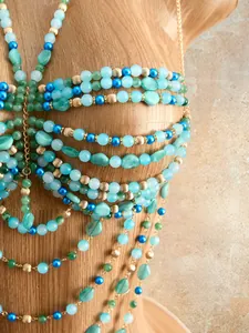 Vista detallada de cadena de cuerpo con cuentas acrílicas en maniquí de madera pura