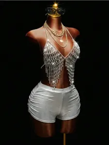 Detailweergave van fonkelende kristallen franje bodychain voor rave-festivals
