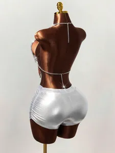 Detail van zilveren metallic rave shorts en sprankelende strass franje body chain.