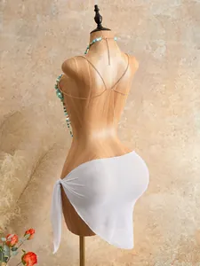 Vista trasera detallada de una sexy cadena corporal de cuentas acrílicas de colores