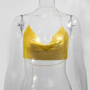 Mode gouden metalen mesh halter crop top met sexy kettingbanden op een mannequin