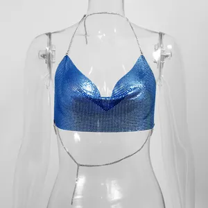 Glimmende blauwe metallic mesh halter crop top met kettingrug op transparante pop