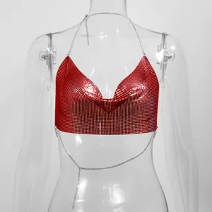 Gedetailleerde opname van de rode metallic pailletten halter crop top voor dames