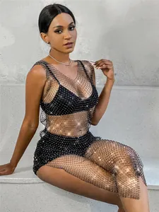 Vestido de malla negra transparente con pedrería brillante y escote en V profundo
