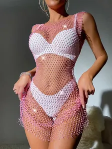 Nahaufnahme eines rosa Netzkeids mit glitzernden Strasssteinen über Bikini