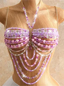 Elegante reggiseno gioiello con perline viola su un busto di manichino in legno