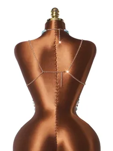 Vista detallada de cadena corporal halter dorada con cuentas acrílicas azules en un maniquí