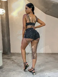 Vista trasera detallada de un vestido de malla negra sexy con pedrería brillante