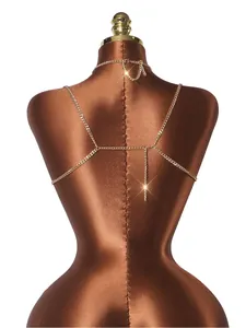 Dettaglio posteriore di una raffinata catena per il corpo halter dorata su un manichino marrone.