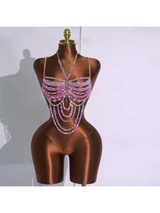 Dettaglio di un top a fascia con catena del corpo a farfalla in rilievo viola per l'estate