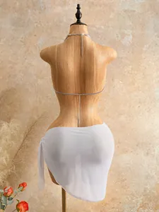 Elegante catena per il corpo all'americana in argento su manichino con pareo bianco, retro.