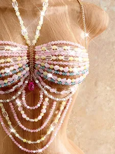 Dettaglio del top a catena per il corpo con perline multicolori e scollo all'americana