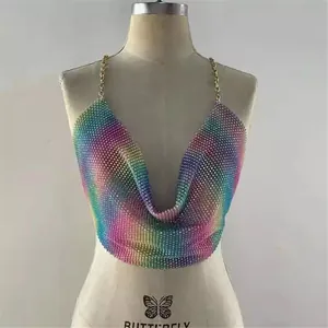 Detalle exquisito de un top halter de malla arcoíris con pedrería, cuello en V y cadena dorada.