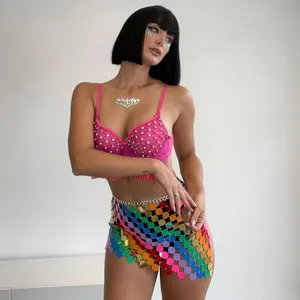 Detailansicht von buntem Pailletten-Minirock und pinkem Pailletten-Bra-Top Set für Partys