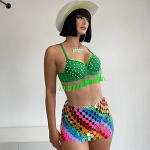 Nahaufnahme eines bunten Pailletten-Minirocks für einen lebendigen Festival-Look.