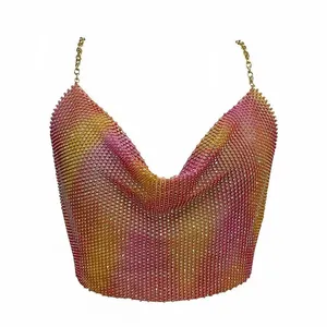 Vista detallada de un top corto tipo halter con malla de pedrería degradada rosa y naranja.