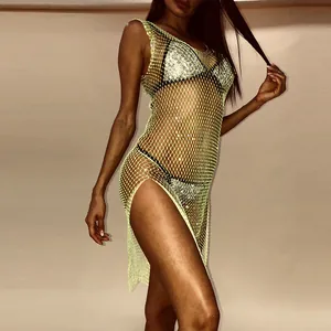 Detalle del vestido de malla amarillo neón con diamantes de imitación y escote V