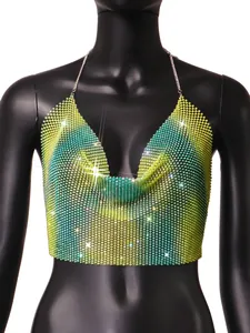 Primer plano del top halter de malla con pedrería degradada verde y amarilla en maniquí