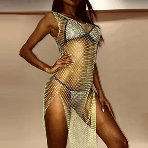 Detalle de un vestido de malla amarillo fluorescente con pedrería brillante y escote en V profundo.