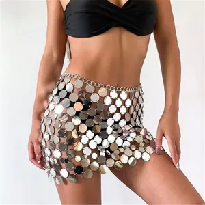 Detailaufnahme eines sexy silbernen Pailletten-Minirocks mit Metallkette für Clubwear