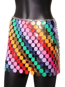 Nahaufnahme eines farbenfrohen Pailletten-Minirocks mit Kettengürtel im Party-Stil.