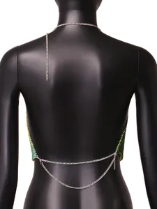 Detalle posterior del top halter de diamantes verdes con cierres de cadena plateados