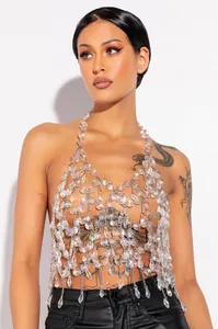 Vue détaillée d'un haut licou en chaîne de corps à perles de cristal transparent avec franges