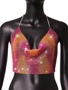 Detalle de un top halter brillante de malla con pedrería en rosa y naranja degradado