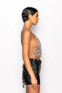 Vue latérale d'une chaîne de corps scintillante à franges en cristal sur un modèle féminin