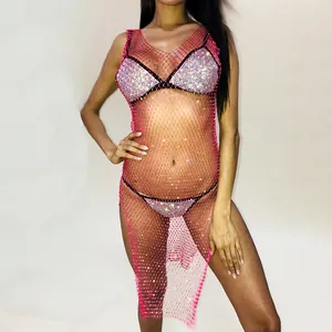 Detalle del vestido de malla rosa con pedrería, escote en V profundo y cristales brillantes