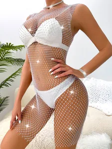 Detailansicht eines eleganten weißen Netzmieders mit funkelnden Strasssteinen am Model
