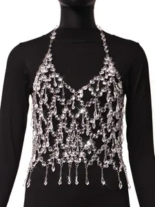 Détail d'une chaîne de corps en cristal étincelante avec franges en goutte sur buste noir.