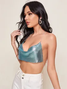 Detailopname van een sexy turquoise metallic mesh haltertop met fijne kettingbandjes