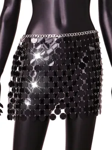 Nahaufnahme einer glamourösen schwarzen Pailletten-Minirock mit silberner Kette an der Taille.