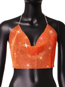 Vista detallada del intrincado top halter de malla con pedrería naranja brillante.