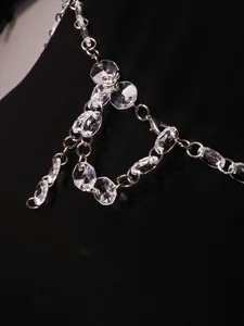 Vue détaillée d'une chaîne de corps argentée avec des perles en cristal facetté