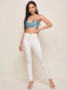 Gedetailleerd overzicht van een metallic lichtblauwe halterloze crop top voor dames.