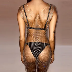 Vista detallada del vestido de malla con diamantes de imitación y diseño de espalda