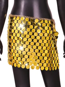 Detail eines goldenen Pailletten-Minirocks mit metallischer Taillenkette.