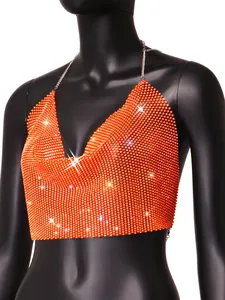 Detalle del top halter de malla con pedrería naranja que muestra su textura brillante