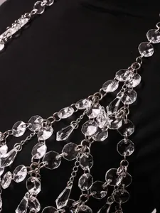 Gros plan détaillé d'une chaîne de corps argentée avec de belles perles transparentes