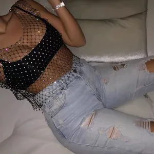 Verführerisches schwarzes elastisches Netz-Tanktop mit vielen funkelnden Strasssteinen