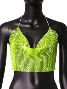 Primer plano detallado de un top halter de malla con pedrería verde neón en un maniquí negro