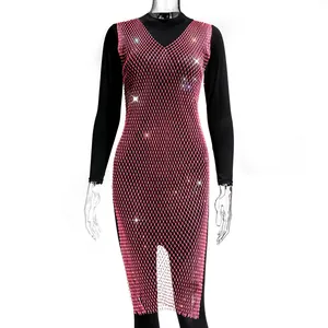 Vista detallada del moderno vestido de malla con pedrería rosa neón para moda de verano