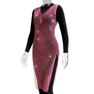 Vista detallada de vestido de malla rosa fluorescente con diamantes de imitación