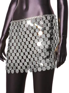 Detailaufnahme eines sexy silbernen Pailletten-Minirocks mit einem modischen Metallkettengürtel