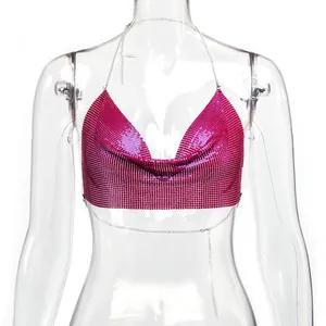 Detailopname van roze lovertjes haltertop met delicate kettingbandjes