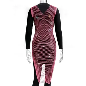Vista trasera detallada de un vestido de malla rosa neón con diamantes de imitación