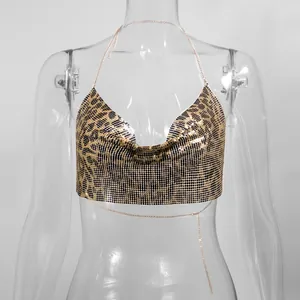 Detailopname van een sexy haltertop met luipaardprint, metalen mesh en open rug